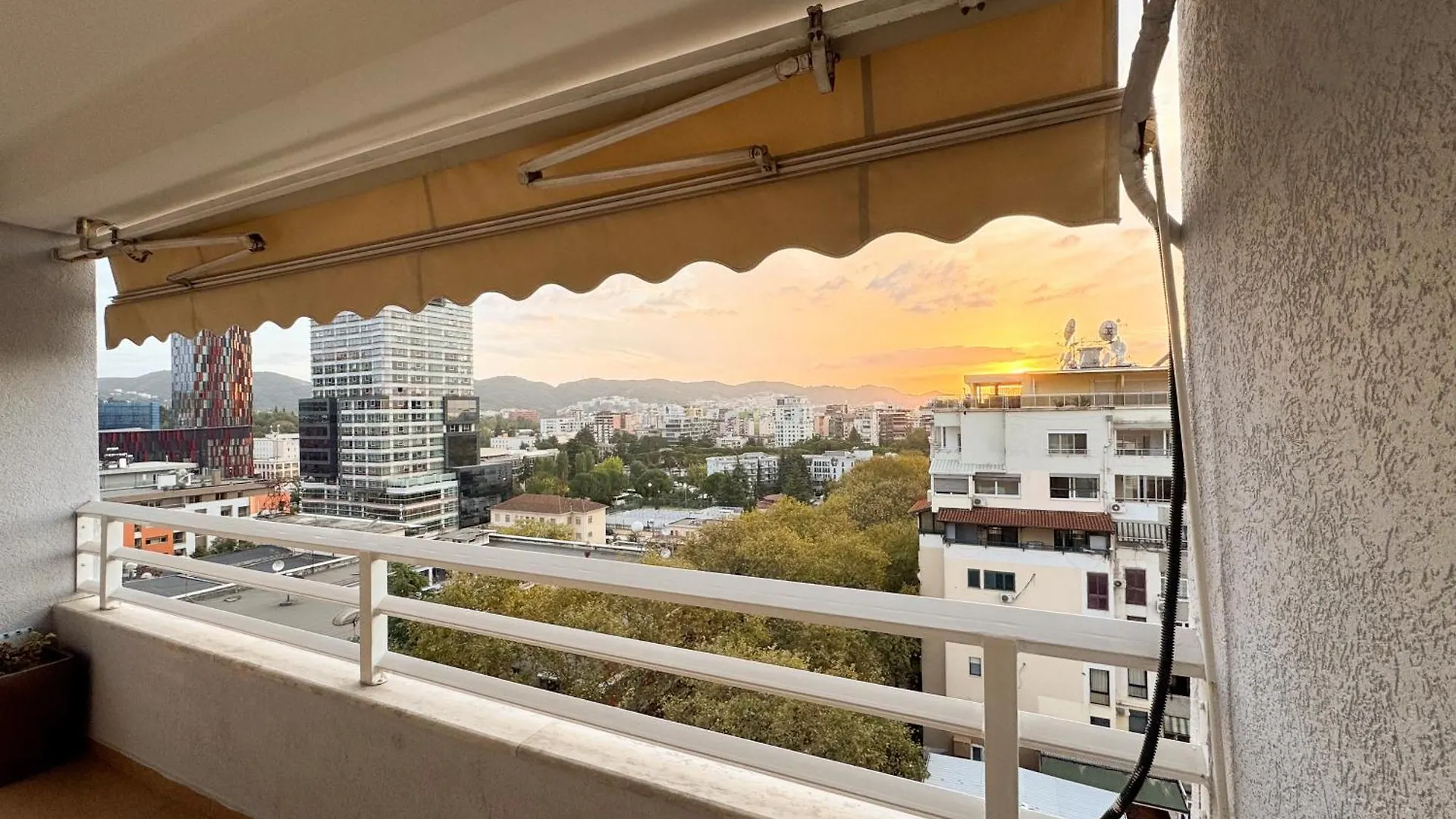 Cozy Apartment Near The Pyramid, Tirana Center