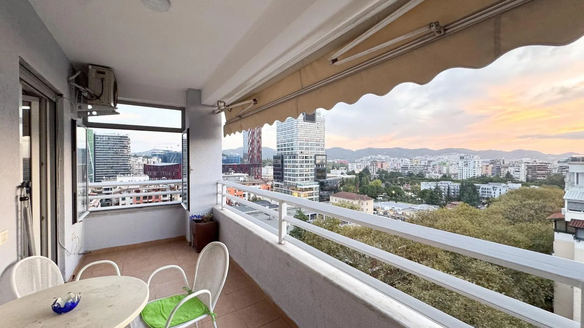 Cozy Apartment Near The Pyramid, Tirana Center